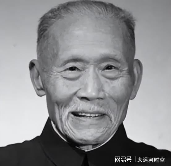 翻乐股 1960年，徐特立妻子去世后，他将自己和夫人的合影随身携带在身上